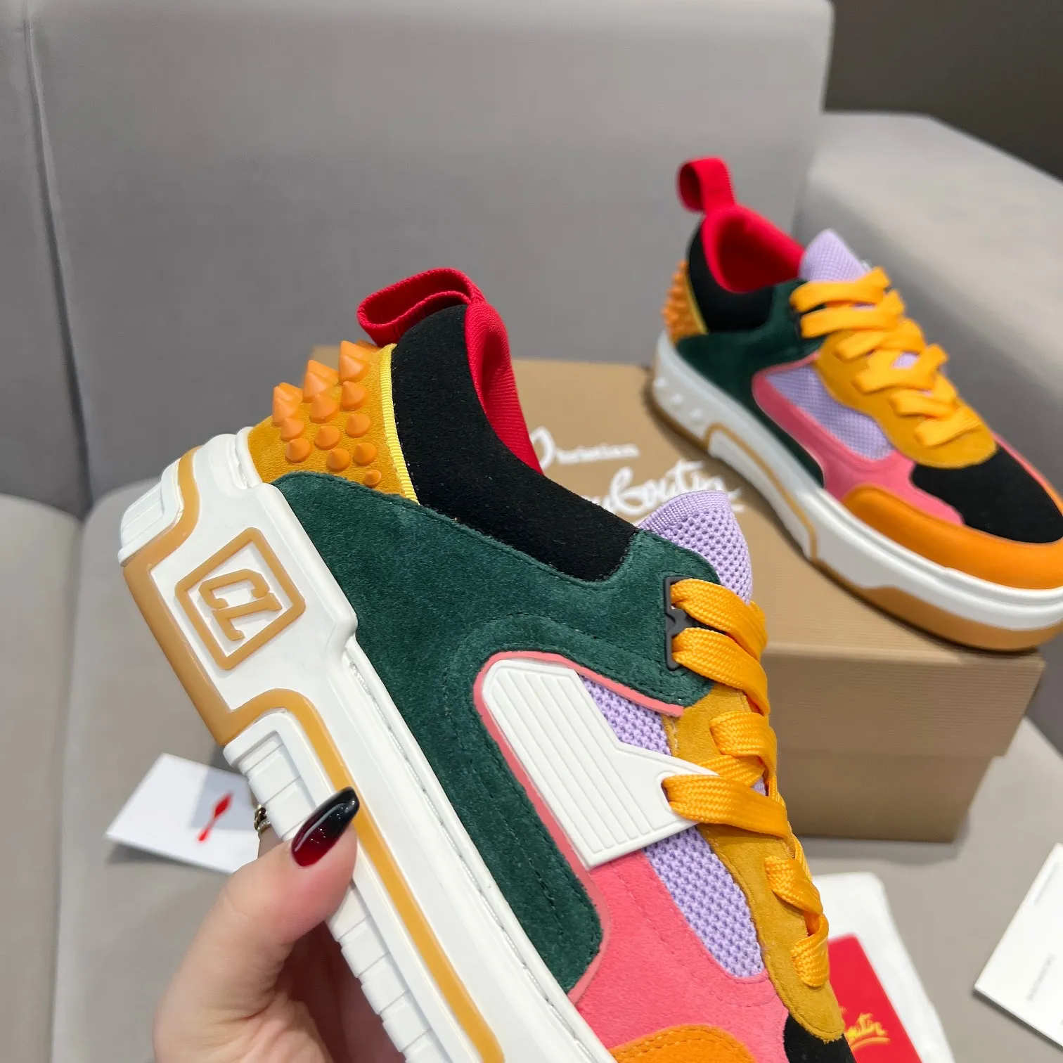 Men's shoes 💰700 🌹🌹🌹̋ Wang Junkai Yang Mi Zhang Jingyi Xu Kai Ding Chengxin Chen Muchi Wang Ziyi Same style Christian Louboutin 2024 [New product] ASTROLOUBI unisex thick-soled sneakers red-soled shoes perfectly integrate fashion and sports. The fabrics are made of luxurious calfskin, soft suede, smooth satin and laminated leather, and the back is decorated with classic rivets.  The interior is blended with a knitted tongue for added durability, breathability and quick-drying comfort.  The outsole is made of a combination of EVA foam and imported rubber, and the colorful CL iconic letters on the side of the outsole show the brand's unique style.  It is a ceiling-level comfortable skate shoe! ! !  Available in five colors, currently male sizes 39--45 and female sizes 35--40
